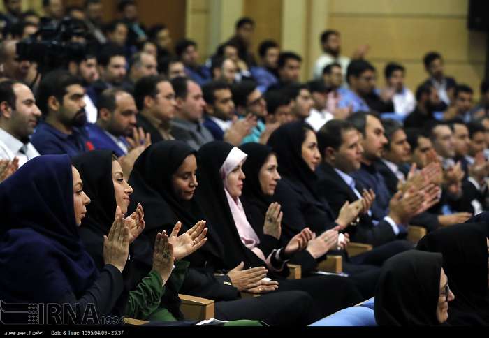 تصاویر: روحانی در حصار جوانان