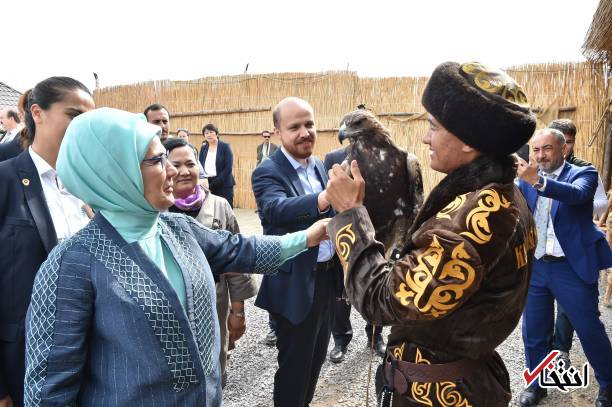 عکس/ سرگرمی همسر اردوغان در حاشیه اجلاس سران کشورهای اسلامی