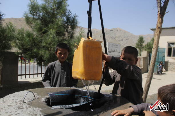 عکس/ دانش‌آموزان افغان از چاه آب می‌کشند و می‌خورند