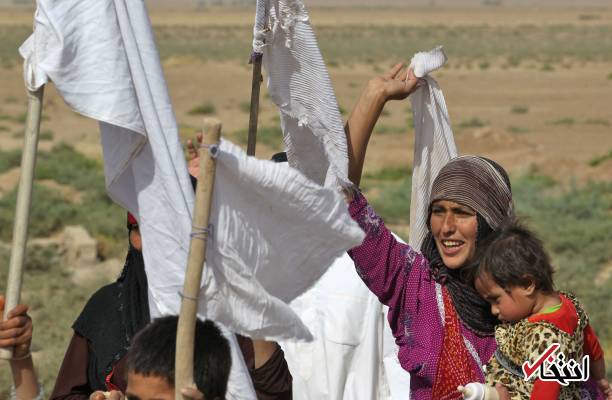 تصاویر : فرار یک خانواده از دست داعش با پرچم سفید